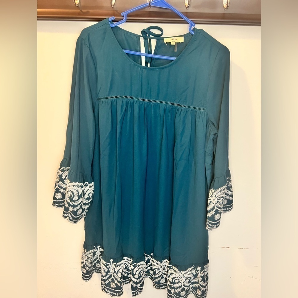 Entro Ladies Green with White Embroidery Dress Size Small